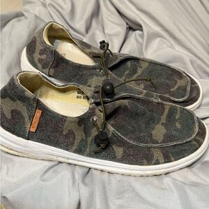 Ladies size 8 Green Camouflage Slip-On Loafers